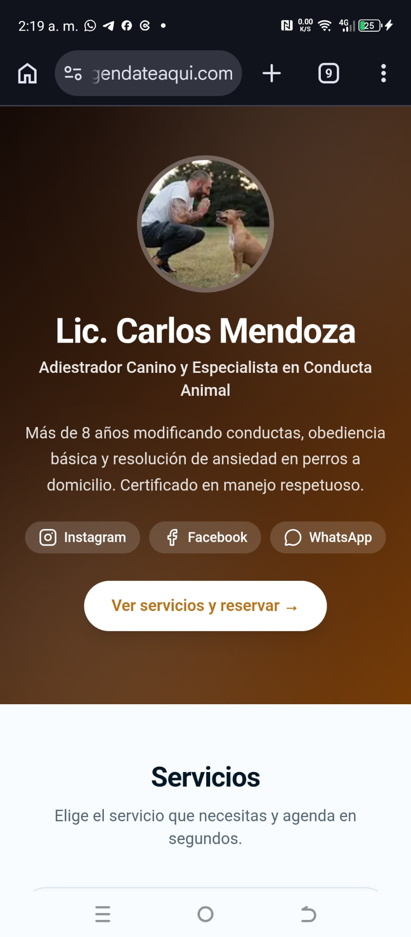 Perfil público de AgéndateAquí en vista móvil vertical con foto, redes y botón de reserva